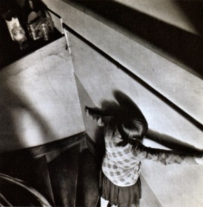 Femme dans l'escalier